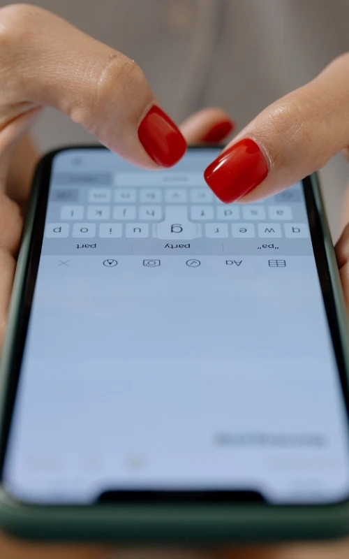 Persona revisando la Mensajería de Marketing